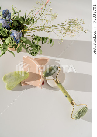 Face quartz roller for anti-aging facial massage, chinese guasha beauty tool 72338701