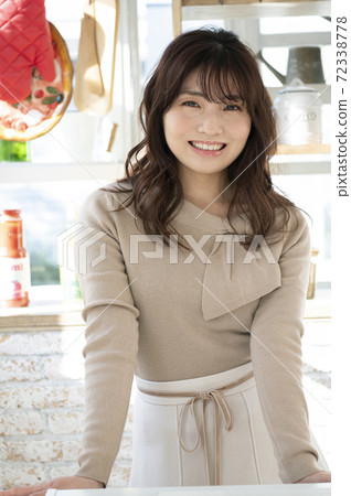 Kitchen and young lady 72338778