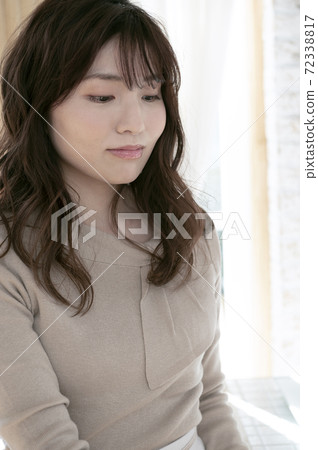 一個年輕的女人在窗口 一個年輕的女人在窗口 72338817