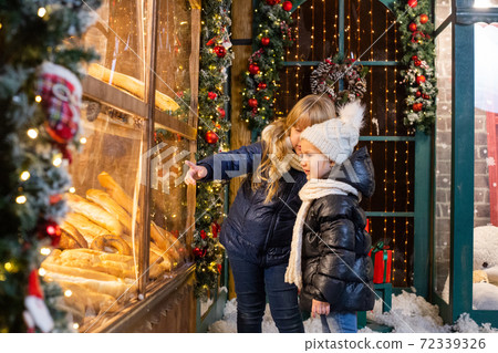 Children choosing bread in bakery in evening 72339326