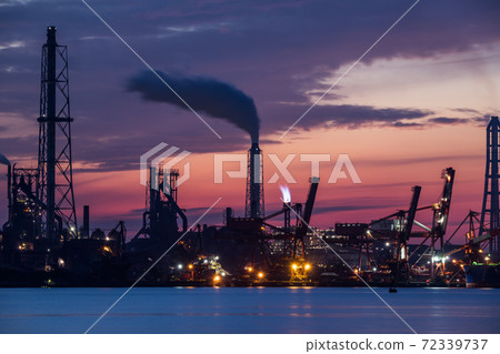 [Keiyo Industrial Zone, silhouette of the evening view of Nippon Steel & Sumitomo Metal Kimitsu Works] 72339737