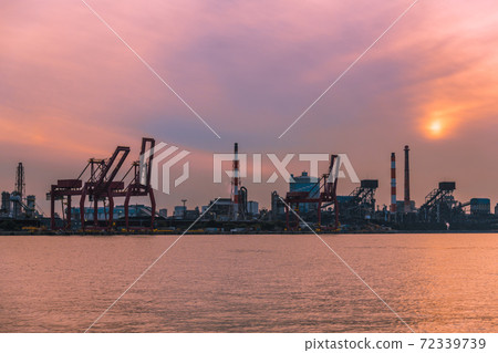 [Keiyo Industrial Zone, silhouette of the evening view of Nippon Steel & Sumitomo Metal Kimitsu Works] 72339739