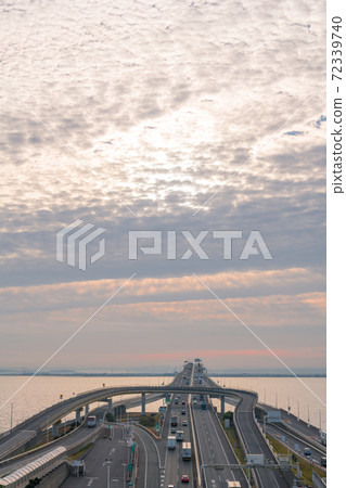 [Viewing the aqua line Chiba side from Umihotaru in the early morning] 72339740