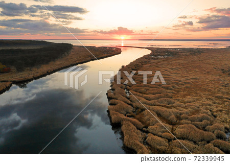 Aerial view of the dawn of the Yaushbetsu River Marsh Aerial view of the dawn of the Yaushbetsu River Marsh 72339945