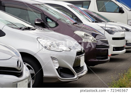 商店中二手車的圖片 商店中二手車的圖片 72340367