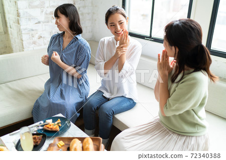 一個快樂地說話的女人 72340388