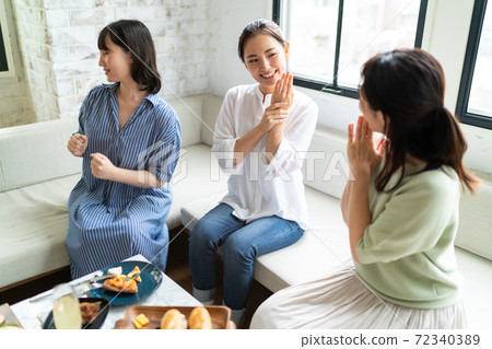 一個快樂地說話的女人 一個快樂地說話的女人 72340389