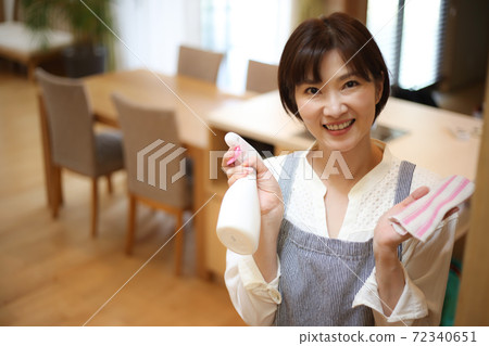 Women cleaning Women cleaning 72340651