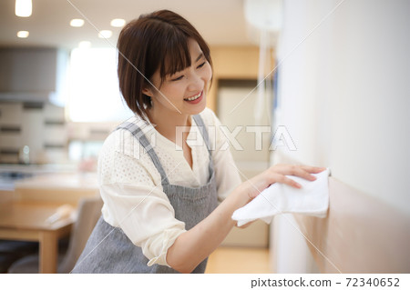 Women cleaning Women cleaning 72340652