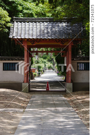 South Gate and approach to Hattori Sumiyoshi Shrine in Toyonaka City, Osaka Prefecture 72341075