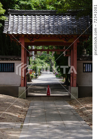 South Gate and approach to Hattori Sumiyoshi Shrine in Toyonaka City, Osaka Prefecture South Gate and approach to Hattori Sumiyoshi Shrine in Toyonaka City, Osaka Prefecture 72341081