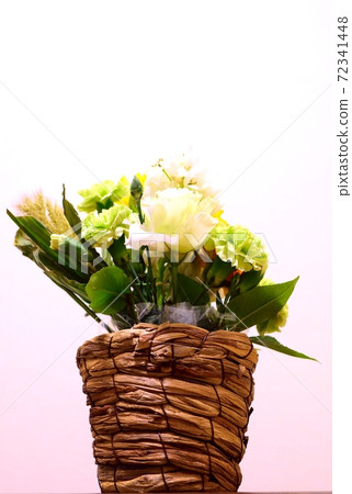 Arranging flower 72341448