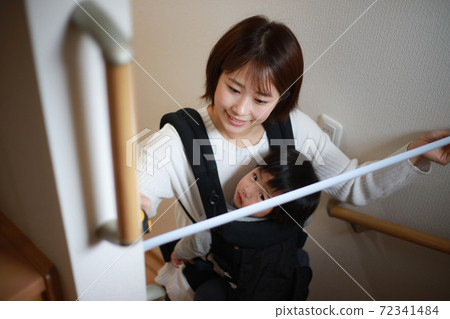 Mother measuring the width of the stairs 72341484