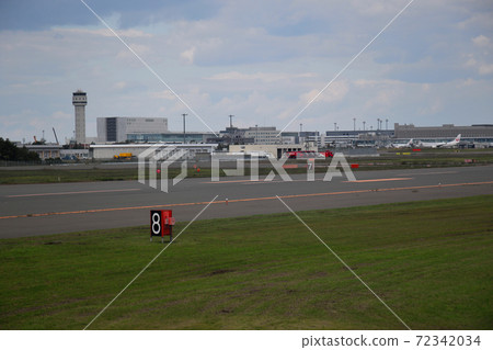 The control tower and terminal building were photographed while the aircraft landed at New Chitose Airport while waiting for the takeoff of another aircraft. The control tower and terminal building were photographed while the aircraft landed at New Chitose Airport while waiting for the takeoff of another aircraft. 72342034