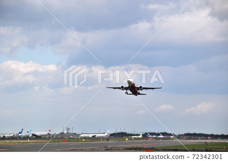 Takeoff of A320-200neo from this aircraft that landed at New Chitose Airport. 72342301