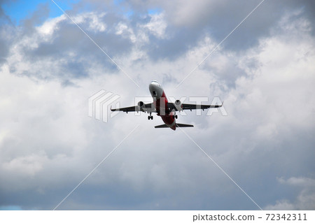 Takeoff of A320-200neo from this aircraft that landed at New Chitose Airport. Taxiing resumed. 72342311