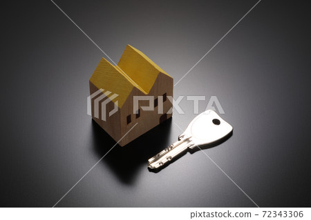 Key and house 72343306
