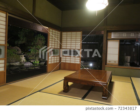 日式房間和日式房屋的夜花園 72343817