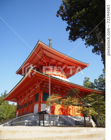 Blue sky and Koyasan Konpon Daito 72344065