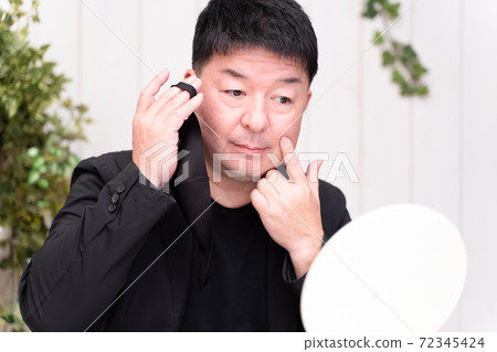 由於面膜而關心皮膚粗糙的中年男子 72345424