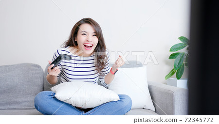 woman play video games 72345772