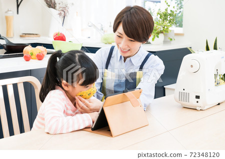 母親給孩子配手工面具 母親給孩子配手工面具 72348120