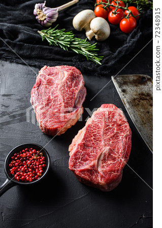 Raw top blade cut organic meat ner butcher meat 72348915