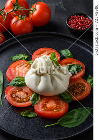 Buffalo burrata cheese served with fresh tomatoes 72348986