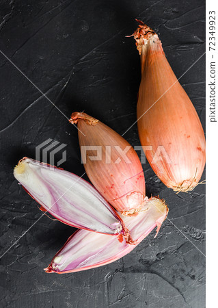 Shallot, eschalot or scallion raw ripe onions Shallot, eschalot or scallion raw ripe onions 72349923