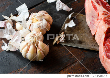 Garlic, which lies near the cutting knife with raw Garlic, which lies near the cutting knife with raw 72350654