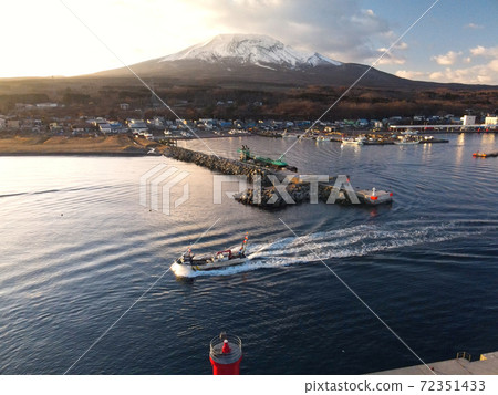 Aerial view of the morning scenery of a fishing boat leaving Sawara Port, Mori Town, Hokkaido in early winter Aerial view of the morning scenery of a fishing boat leaving Sawara Port, Mori Town, Hokkaido in early winter 72351433