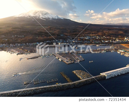 在初冬從北海道守町桑那原港航行的一艘漁船的早晨風光的鳥瞰圖 72351434