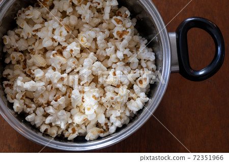 Making sweets at home Making popcorn 72351966