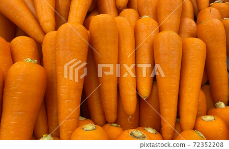 closeup fresh carrots in the supermarket closeup fresh carrots in the supermarket 72352208