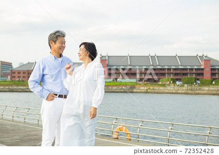享受橫濱山下公園的令人耳目一新的中年夫婦 享受橫濱山下公園的令人耳目一新的中年夫婦 72352428