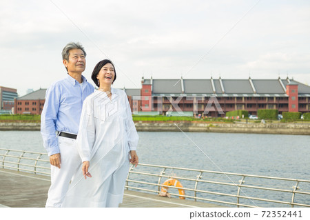 享受橫濱山下公園的令人耳目一新的中年夫婦 72352441