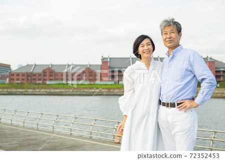 A refreshing middle senior couple enjoying Yokohama Yamashita Park 72352453