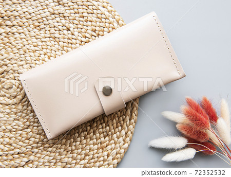 Beige leather wallet 72352532
