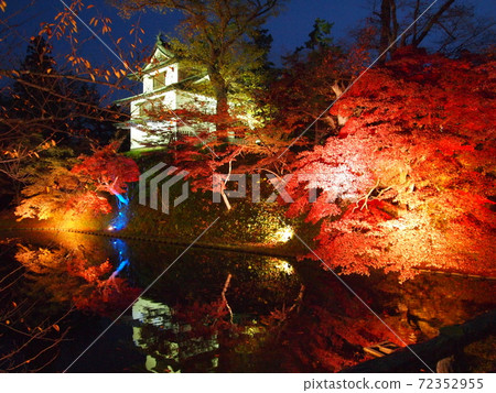 Hirosaki castle of autumn leaves 72352955