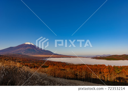Lake Yamanaka and Mt. Fuji in the morning mist from the panoramic stand of Lake Yamanaka 72353214