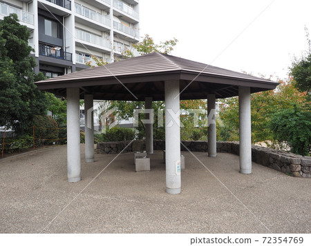 帶有六角形屋頂的小屋 您可以在公園裡休息一下 照片素材 圖片 圖庫