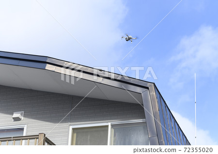 Roof inspection by drone (viewed from the ground) Roof inspection by drone (viewed from the ground) 72355020