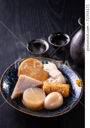 Oden and sake 72358171