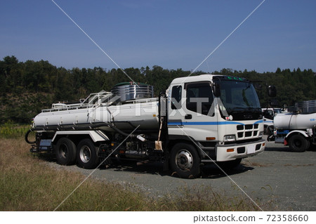 停放的大真空卡車 停放的大真空卡車 72358660
