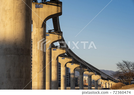 大邱地鐵3號線的支柱 大邱地鐵3號線的支柱 72360474