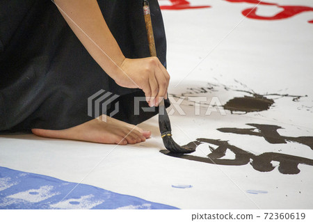 Female student expressing on calligraphy 72360619