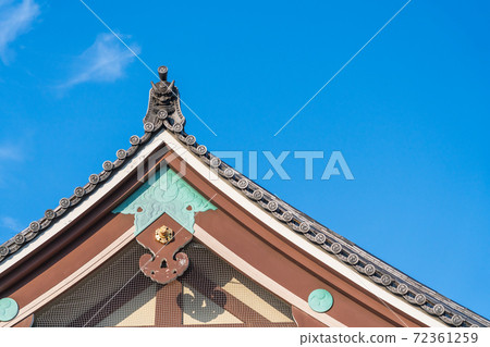 A tiled roof decorated with onigawara, the guardian god 72361259