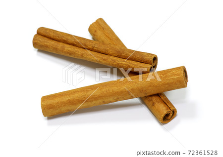 Cinnamon sticks 72361528