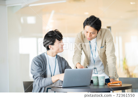 Young businessman working in business casual 72361550