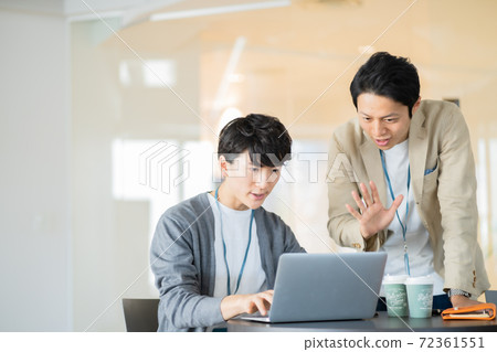 在商務休閒工作的年輕商人 在商務休閒工作的年輕商人 72361551